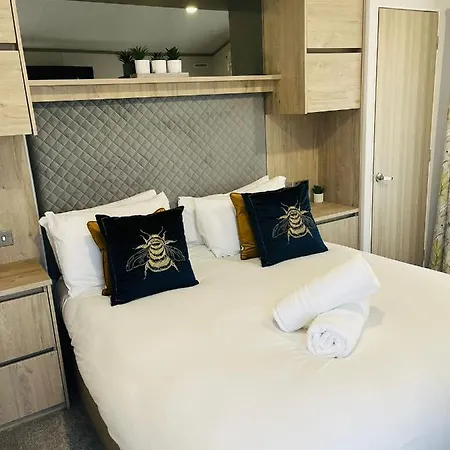 Honey Bee With Hot Tub *
