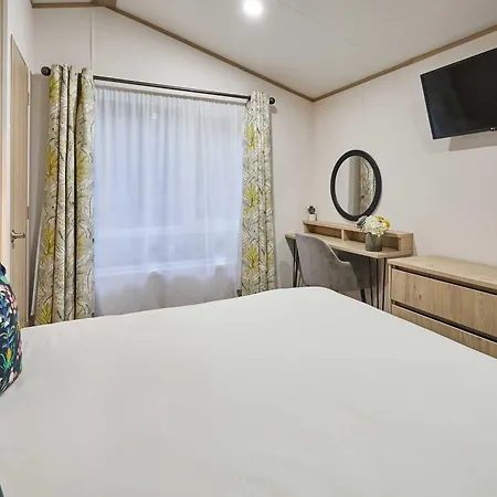 Honey Bee With Hot Tub Holiday home *