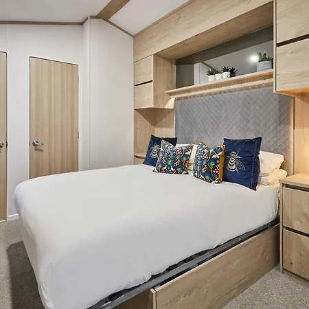 Honey Bee With Hot Tub Holiday home York