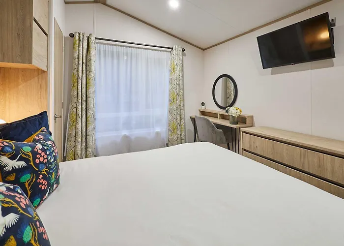 Honey Bee With Hot Tub Holiday home *