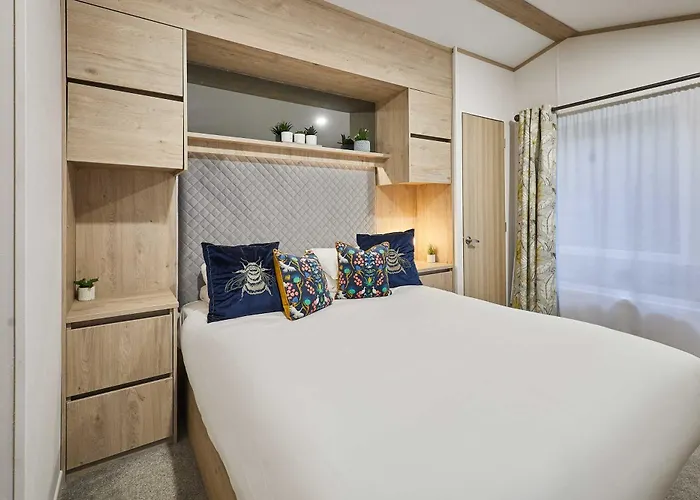 Honey Bee With Hot Tub *