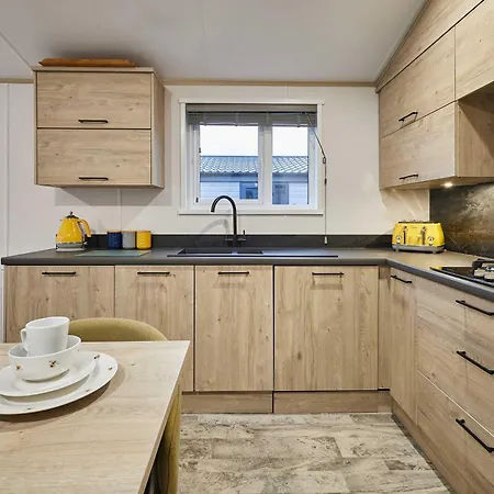 Honey Bee With Hot Tub *