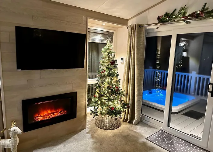 Honey Bee With Hot Tub Holiday home *