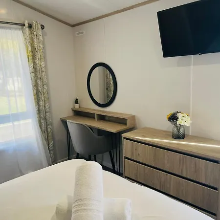 Honey Bee With Hot Tub * יורק