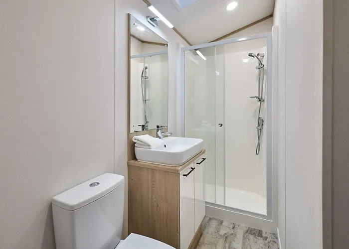 Honey Bee With Hot Tub * York