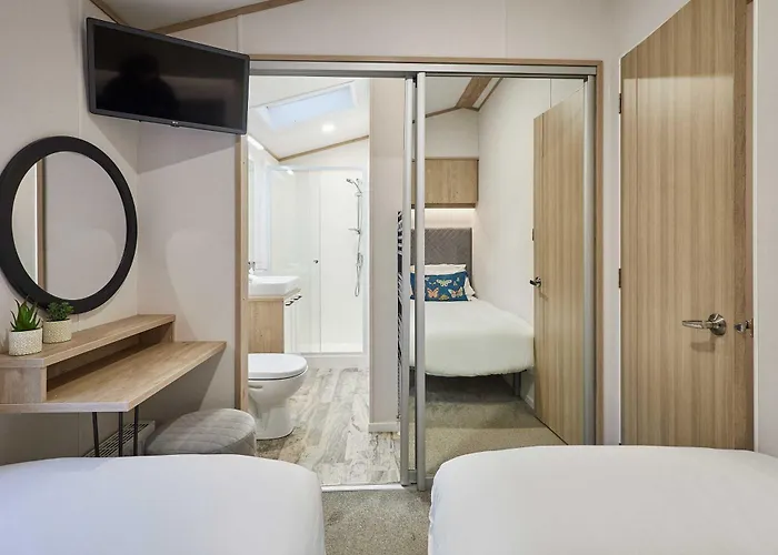 Honey Bee With Hot Tub *